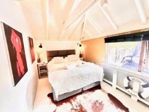 Bed and breakfast private accommodation at Amsterdam Houseboat客房内的一张或多张床位