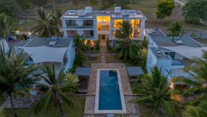 an aerial view of a house with a swimming pool at Luxus Ahadi-Beachfront-Villa mit Pool & Strandzugang bei Mtwapa Mombasa in Mombasa