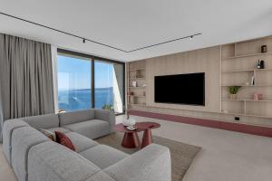 TV a/nebo společenská místnost v ubytování Villa Fragment with private Jacuzzi - Makarska Exklusiv