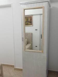 エル・アラメインにある1or2 Ground Chalets 2 Bedrooms villa114 Green Beachの鏡付きの壁
