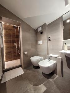 Koupelna v ubytování Hotel Garni Royal + 37 fotografií