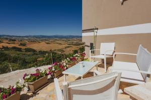 a table and chairs on a balcony with flowers at B&B Antica Dimora in Petacciato