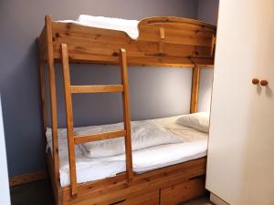 ein Etagenbett mit einer Leiter in einem Zimmer in der Unterkunft AGO Nya Lundsgården in Åre