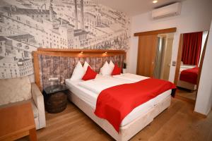Llit o llits en una habitació de Boutique Hotel Goldenes Lamm Villach