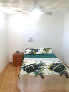 サンタ・ポラにあるMarDeSantaPolaの掛け布団が敷かれたベッドのある寝室