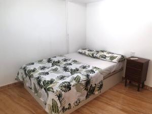 サンタ・ポラにあるMarDeSantaPolaのベッドとナイトスタンドのある寝室、ベッドのある寝室sidx sidx