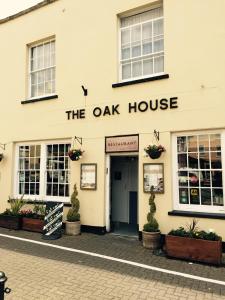 een gebouw met een bord dat het eikenhouten huis leest bij The Oak House in Axbridge