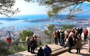 a crowd of people looking at the view from the top of a mountain at Escale Toulonnaise - Cosy, calme & bien situé in Toulon