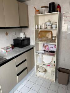 沙迦Al majaz 3 apartment的厨房设有碗架和微波炉