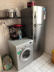 沙迦Al majaz 3 apartment的厨房配有冰箱和洗衣机