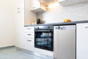 Il comprend une cuisine équipée d'une cuisinière et d'un lave-vaisselle. dans l'établissement Istòria - by Propertize, à Olbia