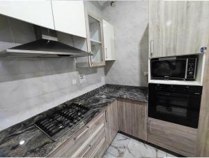 Köök või kööginurk majutusasutuses The Hub Apartment, Lekki +2 fotot