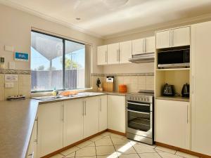 Kuchyň nebo kuchyňský kout v ubytování Blue Ocean Villa 6 - Kalbarri, WA