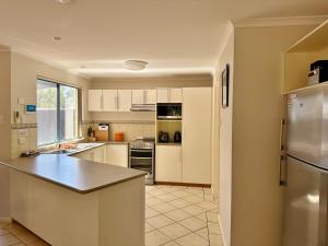 Kuchyň nebo kuchyňský kout v ubytování Blue Ocean Villa 6 - Kalbarri, WA