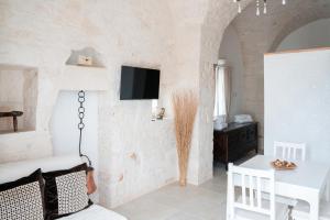 TV a/nebo společenská místnost v ubytování Apulian Charme Trulli and Cottage