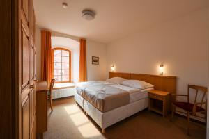 Postel nebo postele na pokoji v ubytování Hotel Mlýn