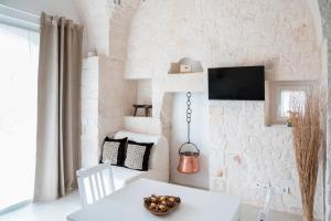 TV a/nebo společenská místnost v ubytování Apulian Charme Trulli and Cottage