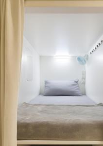 迪拜Goodwill Holidays ,Near Jumeirah Beach Residence 1的白色房间的床,带窗帘 更多5张照片