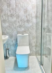 Un baño de HAYOTI hotel