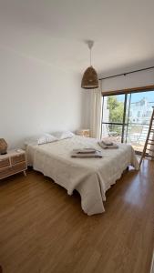 En eller flere senge i et værelse på BS House Praia da Lota - Casa do Mar + 41 billeder