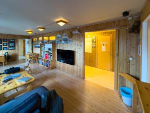 un soggiorno con boiserie e una porta gialla di Berlevåg Motell AS a Berlevåg