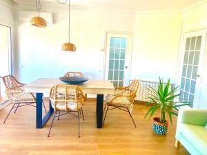 Un comedor con mesa y sillas en Tucan tropical, en Sabadell 11 fotos más