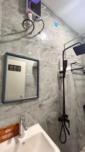 Ένα μπάνιο στο Small Loft of Indah Living +5 φωτογραφίες