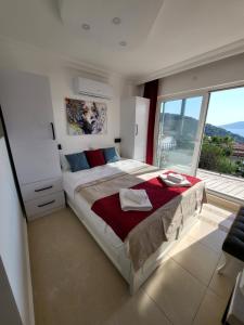 Ένα ή περισσότερα κρεβάτια σε δωμάτιο στο Sea view 5 En-suit villa, pool heatable, free WIFI VillaHappy in Kalkan