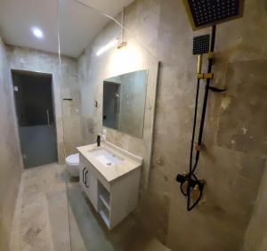 Ένα μπάνιο στο Sea view 5 En-suit villa, pool heatable, free WIFI VillaHappy in Kalkan +20 φωτογραφίες