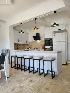 Η κουζίνα ή μικρή κουζίνα στο Sea view 5 En-suit villa, pool heatable, free WIFI VillaHappy in Kalkan