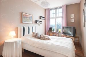 TV a/nebo společenská místnost v ubytování Hotell Aina