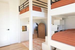 1 dormitorio con 2 literas y pasillo en Desert Haven near Zion Pool and Hot Tub, en Hurricane 46 fotos más