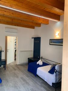 a bedroom with a bed and a wooden ceiling at U muragghiuni n3 in Lascari