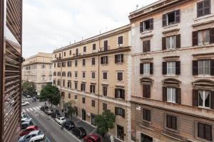einen Luftblick auf eine Stadtstraße mit Gebäuden in der Unterkunft Florje House in Rom