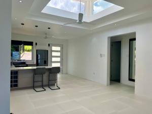 Photo de la galerie de l'établissement Whitehouse 2-Bed Apartment Sea View Balcony, à Whitehouse