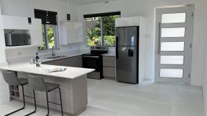 Photo de la galerie de l'établissement Whitehouse 2-Bed Apartment Sea View Balcony, à Whitehouse 20 autres photos