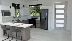 Imagen de la galería de Whitehouse Villa Pool Ocean View Private Studio, en Whitehouse