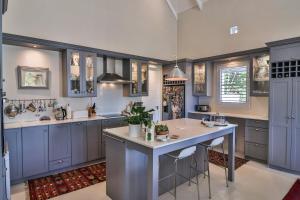 麦格雷戈The Owl's Haven的一个带蓝色橱柜和大岛的大厨房 更多7张照片