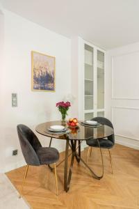 Posedenie v ubytovaní MKI Apartments - Chmielna 73 C B&B Warsaw City Center Apartment