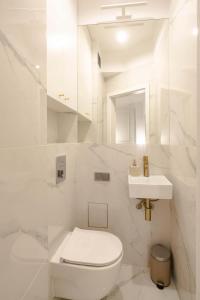 Kúpeľňa v ubytovaní MKI Apartments - Chmielna 73 C B&B Warsaw City Center Apartment