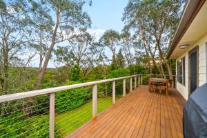 een veranda met een bank en een tafel erop bij Godfrey's Cottage in Blackheath