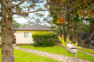 een brievenbus in een tuin naast een huis bij Godfrey's Cottage in Blackheath +4 foto's