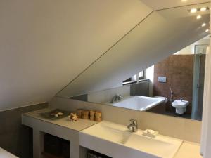 Koupelna v ubytování Ulinia Gardens + 33 fotografií