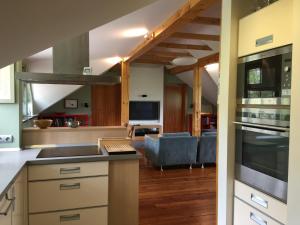 Kuchyň nebo kuchyňský kout v ubytování Ulinia Gardens