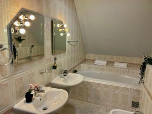 Kúpeľňa v ubytovaní Comfortable 3 Bedroom apartment in the Heart of Prague