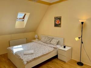 Posteľ alebo postele v izbe v ubytovaní Comfortable 3 Bedroom apartment in the Heart of Prague