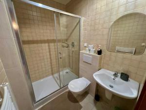 Kúpeľňa v ubytovaní Comfortable 3 Bedroom apartment in the Heart of Prague