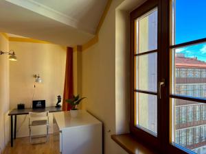 Televízia a/alebo spoločenská miestnosť v ubytovaní Comfortable 3 Bedroom apartment in the Heart of Prague