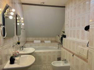 Kúpeľňa v ubytovaní Comfortable 3 Bedroom apartment in the Heart of Prague