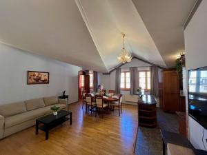 Posedenie v ubytovaní Comfortable 3 Bedroom apartment in the Heart of Prague